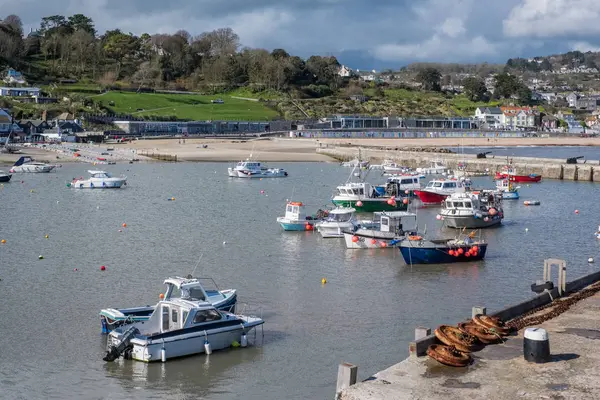 LYME REGIS, DORSET/UK - MARCH 22 : Boats in the Harbour at Lyme — Stock Photo, Image