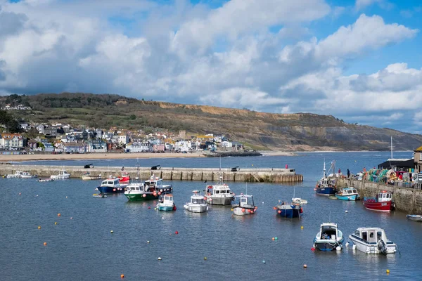 Lyme Regis, Dorset/Uk - 22 Mart: Limanda Lyme tekneler — Stok fotoğraf