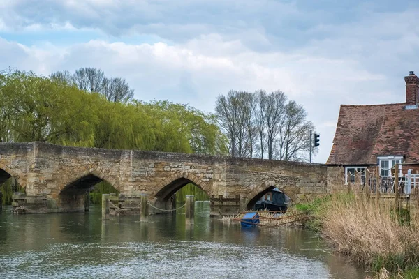 WITNEY, OXFORDSHIRE / UK - 23 DE MARZO: Vista del nuevo puente sobre —  Fotos de Stock