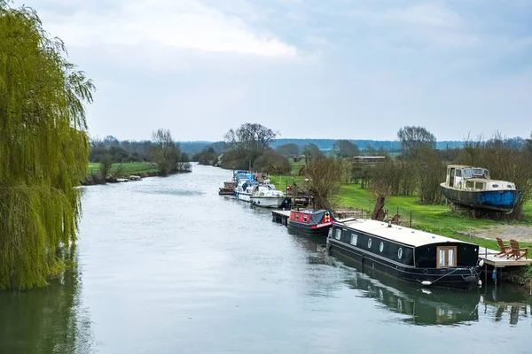 WITNEY, OXFORDSHIRE / UK - MARCH 23: Canal Boats on the River Tha — стоковое фото