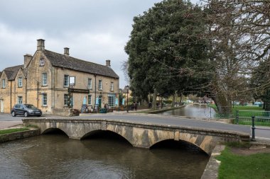 Bourton On Water, Gloucestershire/Uk - 24 Mart: Turist W