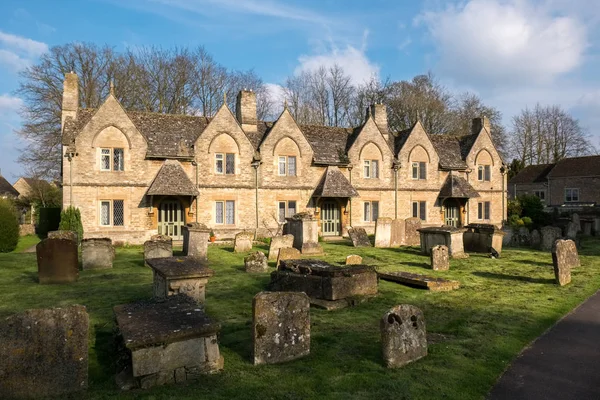 WITNEY, OXFORDSHIRE / UK - MARÇO 23: Casas perto do Cemitério em — Fotografia de Stock