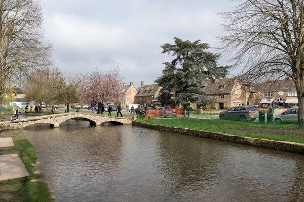 BOURTON-ON-THE-WATER, GLOUCESTERSHIRE/UK - MARCH 24 : Tourists W — Stock Photo, Image