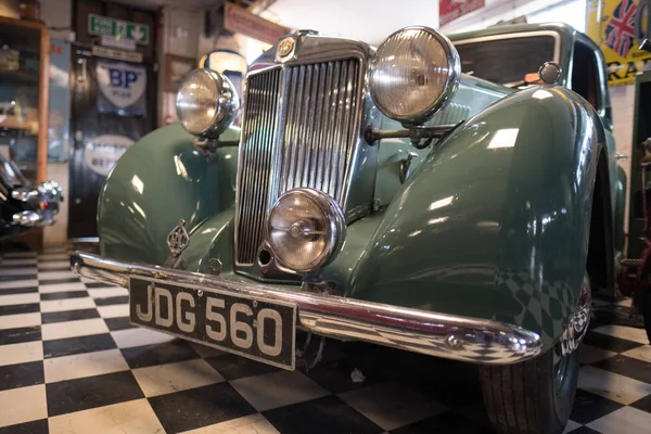 BOURTON-ON-THE-WATER, GLOUCESTERSHIRE / UK - 24 DE MARZO: Old MG in —  Fotos de Stock