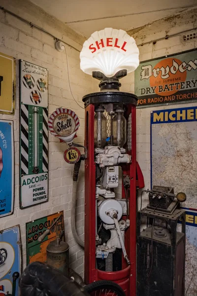 BOURTON-ON-THE-WATER, GLOUCESTERSHIRE/UK - MARCH 24 : Old Petrol — Stock Photo, Image