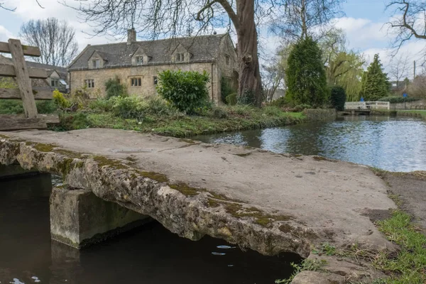 Lower Slaughter, Gloucestershire/Uk - 24 mars: Vacker utsikt över — Stockfoto