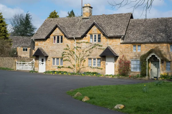 LOWER SLAUGHTER, GLOUCESTERSHIRE / UK - MARÇO 24: Vista panorâmica da — Fotografia de Stock