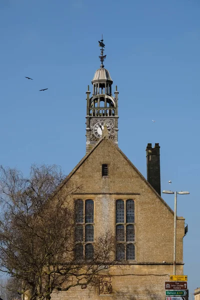 MORETON-IN-MARSH, GLOUCESTERSHIRE / UK - MARCH 24: Wooden Tower i — стоковое фото