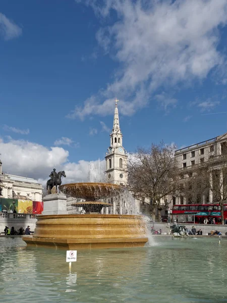 LONDON/UK - FEBRUARY 24 : View of Trafalgar Square in London on — Stock Photo, Image