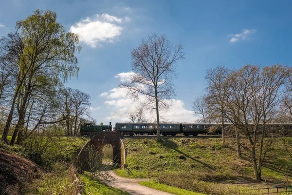 KINGSCOTE, SUSSEX/UK - APRIL 06 : Steam Train on the Bluebell Ra — Stock Photo, Image