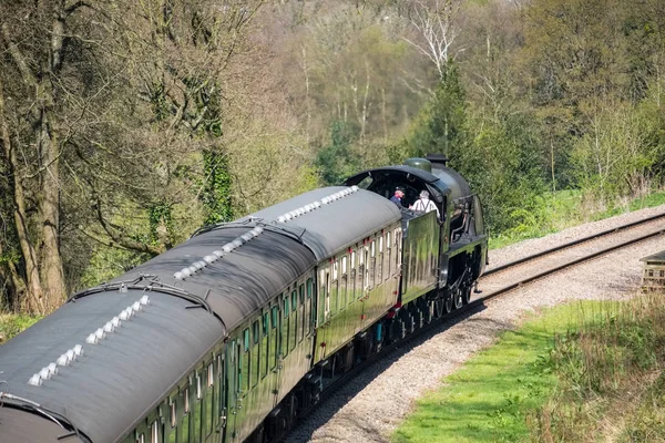 पूर्वी ग्रेनस्टेड, SUSSEX/UK अप्रैल 06: ब्लूबे पर स्टीम ट्रेन — स्टॉक फ़ोटो, इमेज