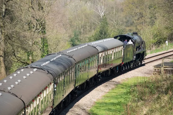ORIENTE GRINSTEAD, SUSSEX / UK - ABRIL 06: Comboio a vapor no Bluebe — Fotografia de Stock