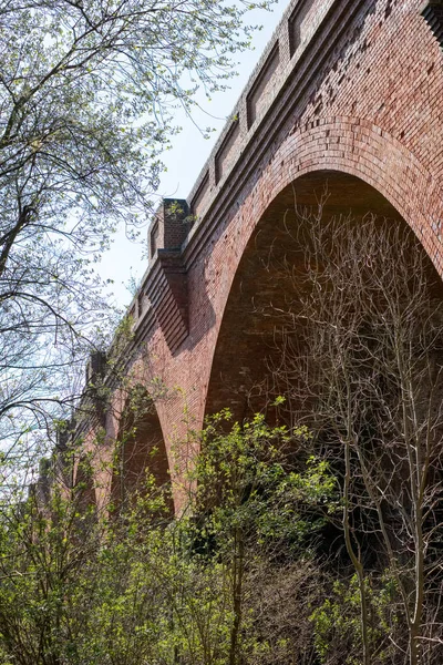 ESTE DE GRINSTEAD, SUSSEX / Reino Unido - 06 DE ABRIL: Viaducto ferroviario de Bluebell — Foto de Stock