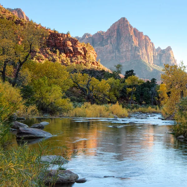 Sole che tramonta sulla valle del fiume Virgin — Foto Stock