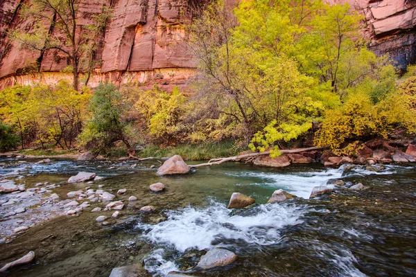 Kleine stroomversnellingen op de rivier de virgin — Stockfoto