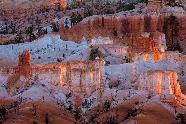 First Rays of the Sun Striking the Hoodoos in Bryce Canyon — Stock Photo, Image