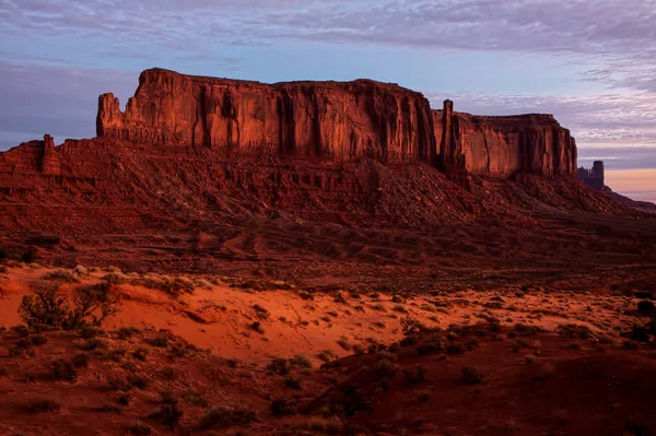 Los primeros rayos del sol golpean Elephant Rock — Foto de Stock