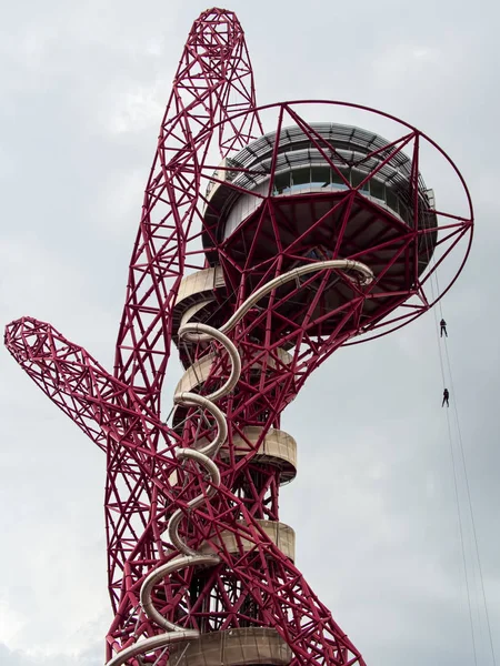 Londen/Verenigd Koninkrijk - 13 mei: De Arcelormittal Orbit beeldhouwkunst aan de Qu — Stockfoto