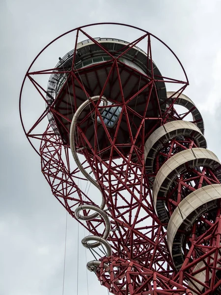 LONDON / UK - toukokuu 13: ArcelorMittal Orbit veistos Qu — kuvapankkivalokuva