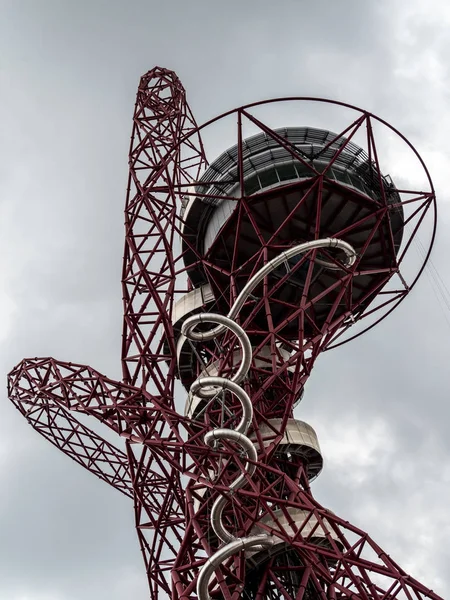 Londýn/Velká Británie - 13. května: Arcelormittal Orbit socha v KD — Stock fotografie