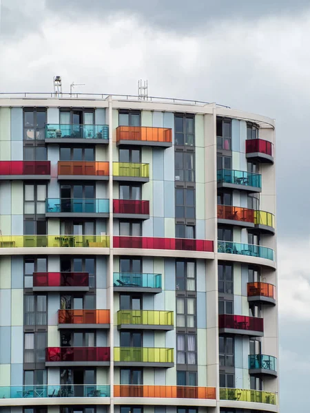 Londen/Verenigd Koninkrijk - 13 mei: Felgekleurde nieuwe appartementsblok in St — Stockfoto
