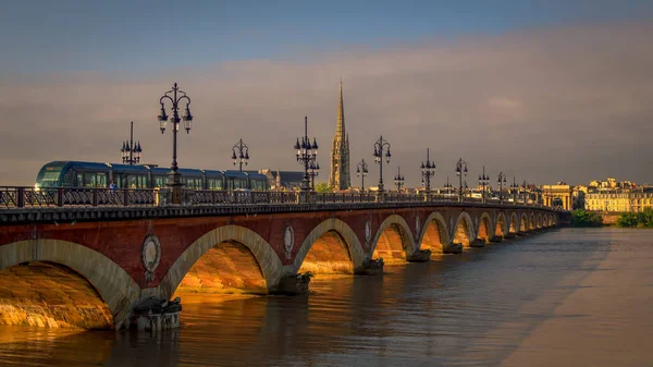 Bordeaux / france - 19. September: Straßenbahn fährt über den Pont de p — Stockfoto