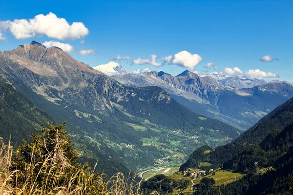 Uitzicht vanaf de Gotthardpas in Zwitserland — Stockfoto