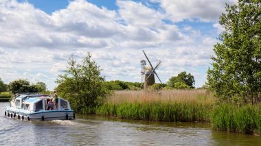 Barton çim, Norfolk/Uk - 23 Mayıs: Çim Fen değirmen Bart de görünüm