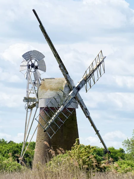 Barton çim, Norfolk/Uk - 23 Mayıs: Çim Fen değirmen Bart de görünüm — Stok fotoğraf