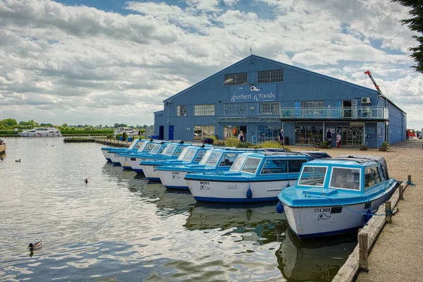 POTTER HEIGHAM, NORFOLK / UK - 23 DE MAYO: Vista de Blue Boats para Hir — Foto de Stock