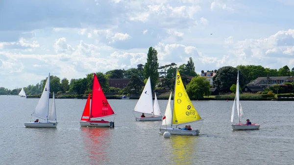 OULTON, NORFOLK / UK - MAY 23: Sailing on Oulton Broad in Oulton — стоковое фото