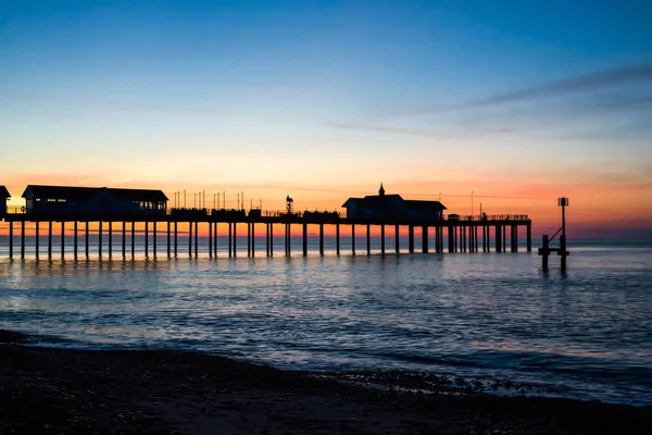 SOUTHWOLD, SUFFOLK / UK - 24 DE MAYO: Salida del sol sobre Southwold Pier Suf — Foto de Stock