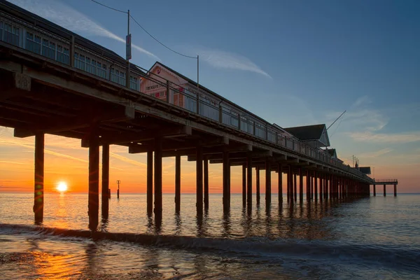 SUUTHWOLD, SUFFOLK / Royaume-Uni - 24 MAI : Lever du soleil sur Southwold Pier Suf — Photo