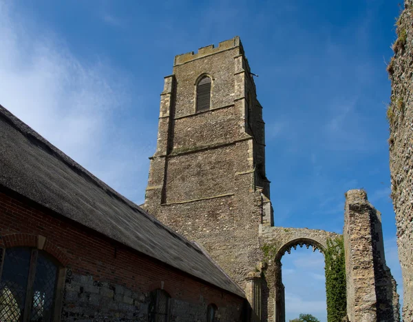 Covehithe, Suffolk/Uk - 24 maj: St Andrew's Covehithe med Bena — Stockfoto