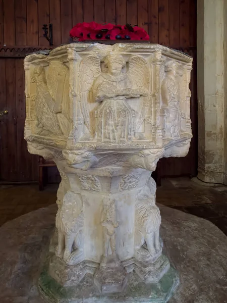 COVEHITHE, SUFFOLK / UK - MAY 24: Medieval Font in St Andrew 's Co. — стоковое фото