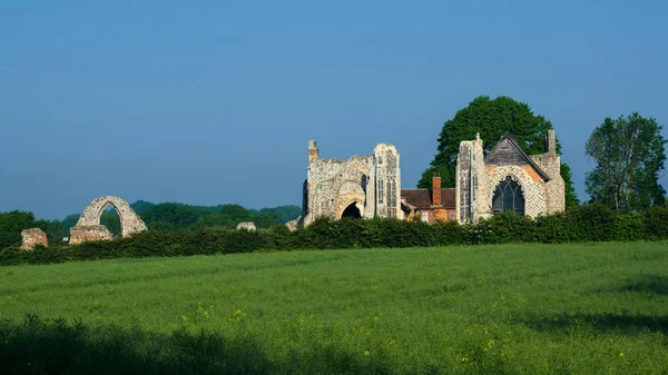 LEISTON, SUFFOLK / UK - 25 de mayo: Las ruinas de la Abadía de Leiston en Lei — Foto de Stock