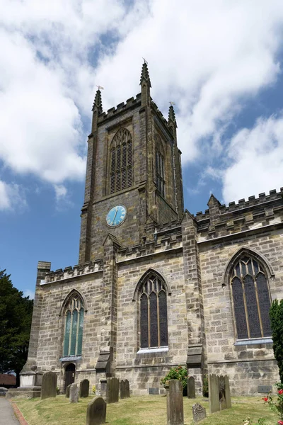 EAST GRINSTEAD, WEST SUSSEX / สหราชอาณาจักร 17 มิถุนายน: โบสถ์เซนต์ Swithun i — ภาพถ่ายสต็อก