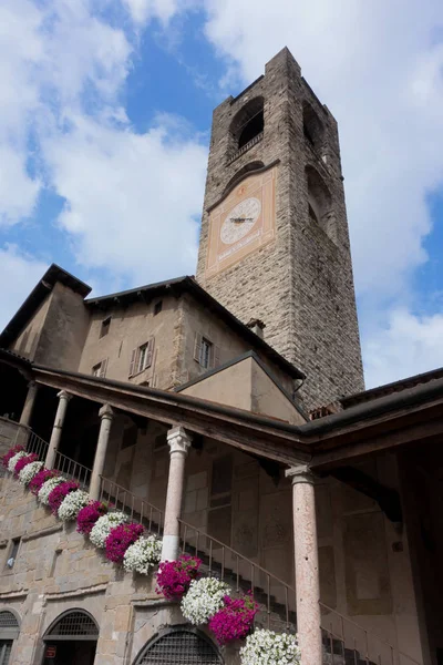 Bergamo, Lombardia/Włochy – 25 czerwca: Civic Tower (Campanone - duże — Zdjęcie stockowe