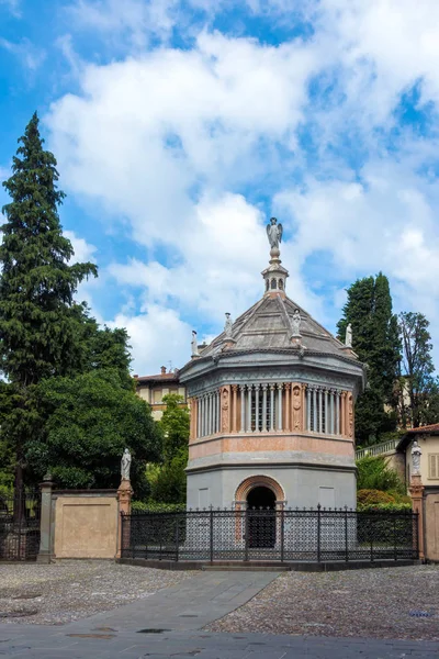 Bergamo, Lombardiet Italien - 25 juni: Baptisterium av Santa Maria Ma — Stockfoto
