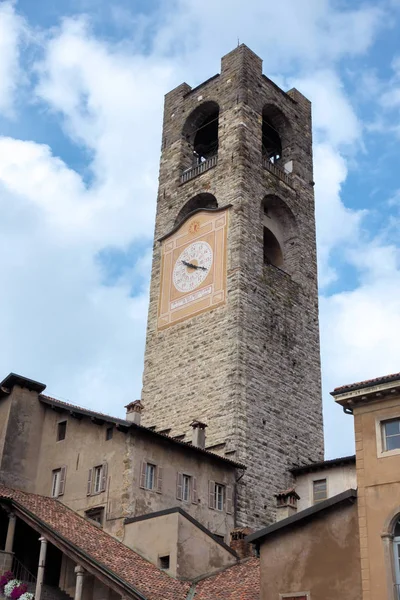 BERGAMO, LOMBARDIA / ITALIA - 25 DE JUNIO: Torre Cívica (Campanone - Grande —  Fotos de Stock