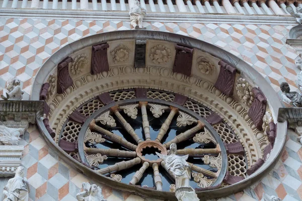 BERGAMO, LOMBARDY/ITALY - JUNE 25 : Detail from the Exterior of — Stock Photo, Image