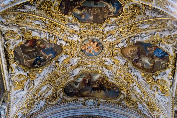 BERGAMO, LOMBARDY/ITALY - JUNE 25 : Interior View of  the Basili — Stock Photo, Image