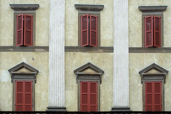 Bergamo, lombardei / italien - 26. juni: blick auf ein gebäude auf der piazza — Stockfoto