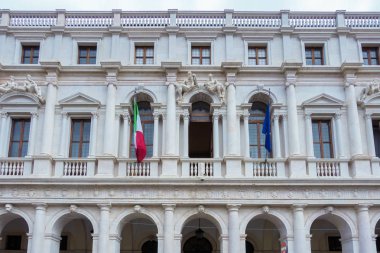 Bergamo, Lombardy/İtalya - Haziran 25: Piazza Vecchia içinde Kütüphane