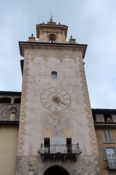 Bergamo, Lombardia/Włochy – 25 czerwca: Civic zabytkowej dzwonnicy w — Zdjęcie stockowe