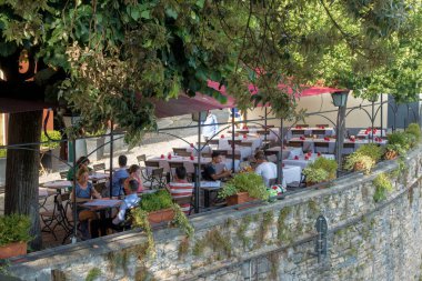 Bergamo, Lombardy/İtalya - Haziran 25: Citta Alta bir Cafe görünümünü