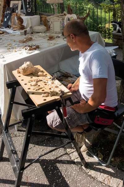 BERGAMO, LOMBARDIA / ITALIA - 25 DE JUNIO: Hombre haciendo artículos de madera para — Foto de Stock