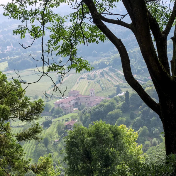 BERGAMO, LOMBARDY/ITALY - JUNE 25 : View from Citta Alta in Berg — Stock Photo, Image