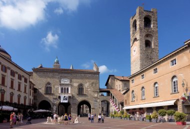 Bergamo, Lombardy/İtalya - Haziran 26: Piazza Vecchia görünümünü olmak