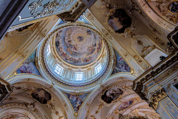 BERGAMO, LOMBARDIA / ITALIA - 26 DE JUNIO: Vista interior de la catedral — Foto de Stock